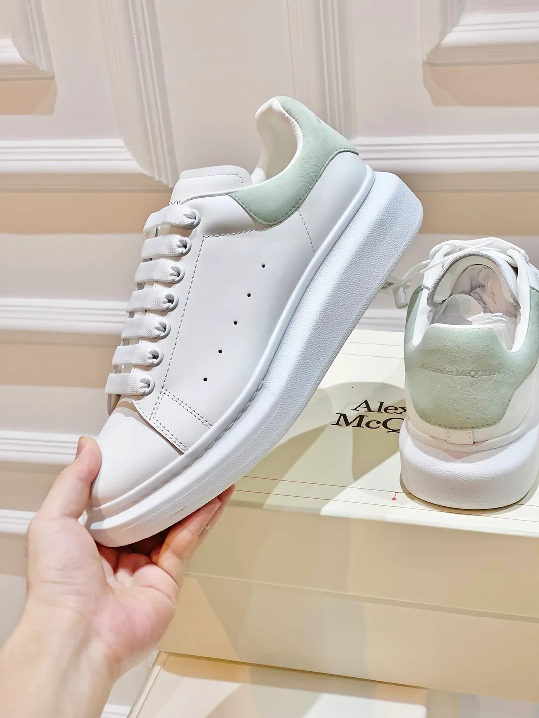👟👟Ex-factory price 560👟👟 𝐀𝐥𝐞𝐱𝐚𝐧𝐝𝐞𝐫 𝐌𝐜𝐐𝐮𝐞𝐞𝐧A must-have for going out ~ full of confidence. McQueen white shoes are versatile and can instantly elongate your proportions. The long legs that fill the screen make you confident, sweet and cool, and can be controlled by both male and female gods, making you look better as you wear them. ⭐Shoe upper material: first-layer cowhide ⭐Shoe lining material: sheepskin ⭐Available sizes: 35-40, male 39-45 (female 40, male 45 customized)
